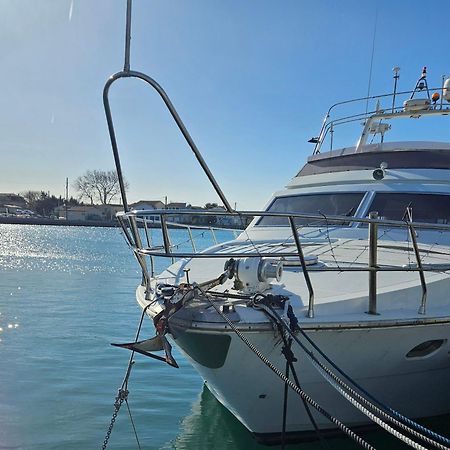 Nuit Insolite Bateau A Quai - Port Saint Louis Du Rhone Exterior foto