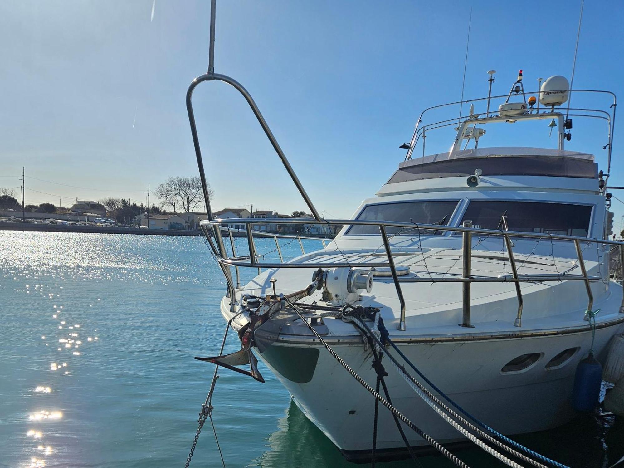 Nuit Insolite Bateau A Quai - Port Saint Louis Du Rhone Exterior foto